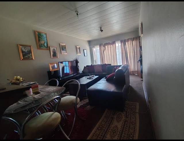 2 BEDROOM APARTMENT FOR SALE IN LUIPAARDSVLEI